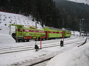 Un TES de 1999 des Rhb à Klosters-Selfranga en 2006 : véhicule d'extinction (Xah-v), véhicule matériel (Xak) et véhicule sanitaire (Xak)