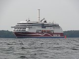 Viking Grace 2018. Rotorseglet syns som en pelare mitt på fartyget.