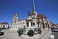 Statue de Bonaparte et église Notre-Dame.