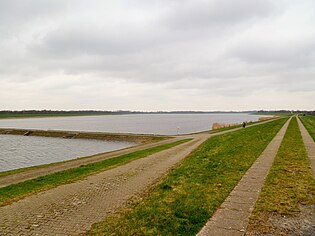 Alfsee mit Überlaufdamm zwischen Absetzbecken (vorne) und Hauptbecken