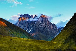 Montagnes près du village de Juta dans la municipalité de Kazbegui, parc national de Kazbegui (décembre 2013).