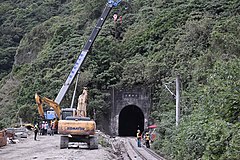 復旧作業中のトンネル入口（4月5日）