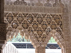 이슬람의 영향을 받은 그라나다의 알람브라 궁전