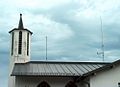 TETRA-Antenne (Orange) auf einem kommunalen Gebäude in Oberbayern