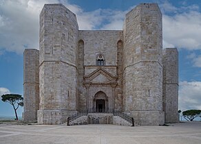 Castel del Monte, gothique et pré-Renaissance, avec l'intérieur d'un palais luxueux