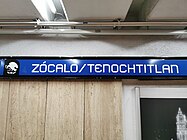 Zócalo/Tenochtitlan, Mexiko-Stadt: Schild mit Vollname und Stationslogo (Adler, Schlange und Kaktus)