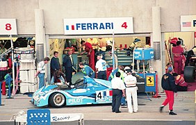 La Ferrari 333 SP de Michel Ferté, Adrián Campos et Charles Nearburg devant son stand durant les 24 Heures du Mans 1997.