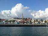 Vue de la cathédrale Saint-Louis depuis le front de mer de Fort-de-France.