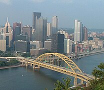 Il Fort Pitt Bridge è un ponte bow-string. Notare che gli archi terminano in cima a sottili piloni emergenti, che non forniscono spinte laterali; è la tensione sul piano stradale che trattiene l'arco.