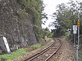 15km/h以下の速度制限がかけられた箇所（塩町駅 - 三良坂駅間）。2019年5月現在ではこの速度制限は解消しており、25km/h以下の速度制限となっている。