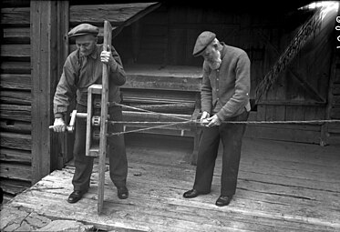 Deux hommes fabriquant une corde. Musée régional de Hadeland Folkemuseum, Norvège.