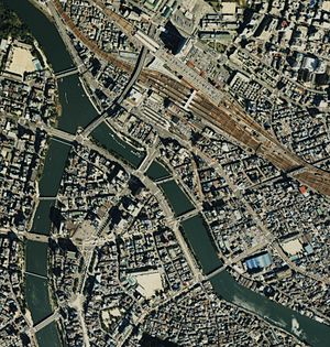 1988年の広島駅南周辺。国土交通省 国土地理院 地図・空中写真閲覧サービスの空中写真を基に作成。