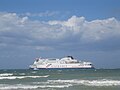 Le SeaFrance Berlioz en face de la plage de Calais.