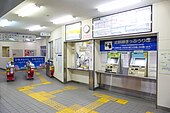 西駅舎内の改札口（2022年1月）