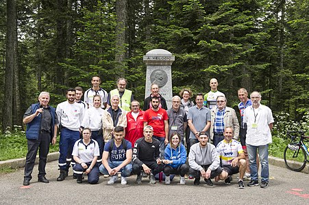 Les organisateurs de l'édition 2018 devant le monument à Vélocio au col de la République.