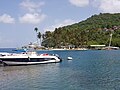 Marigot Bay et vue sur cap Marigot qui forme la plage de Marigot.