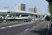 出口付近（左からのループ道路は東名高速名古屋ICのオフランプ）。長久手方面へのグリーンロードと接続。