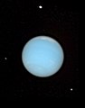 プロテウス（上）、ラリッサ（右下）、デスピナ（左）を持つ海王星（ハッブル宇宙望遠鏡が撮影した自然色の写真）