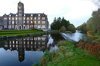 Le Newbridge College et la Liffey.