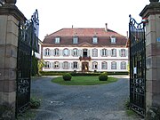 Rue Principale, l'entrée du château du Windeck, abritant aujourd'hui un Foyer de charité.