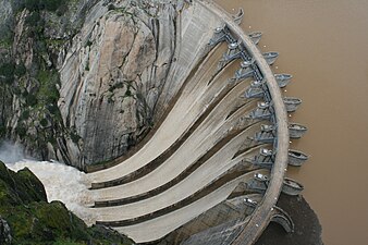 La presa de Aldeadávila, entre España y Portugal, de tipo arco gravedad.