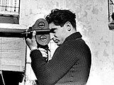 Robert Capa fotografado por Gerda Taro em Maio de 1937.