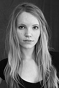 Tamzin Merchant interprète Anne Hale.