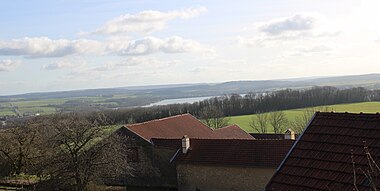 Panorama vers le Lac de La Vingeanne depuis les hauteurs de l'église.