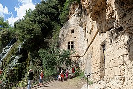 Habitations troglodytiques aménagées dans les tufs de Villecroze, Var, France.