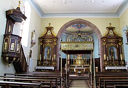 Vue intérieure de la nef vers le chœur ; dais de procession.