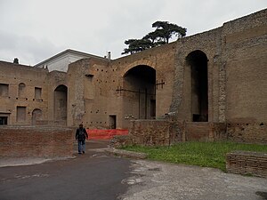 Os grandes arcos de tijolo preservados.