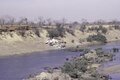 Deux hommes font sécher leurs vêtements lavés sur une rive de la Falémé Rivière à la frontière Mali-Sénégal, 1984.