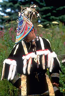 Kostüm mit Nerzschweifen eines Tänzers der Alutiiq, „Westliche Eskimos“ der Aleuten-Inseln (vor 2006)