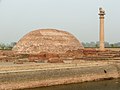 Stupa di Ānanda Stupa, con una colonna Ashoka a Kolhua, Vaiśālī