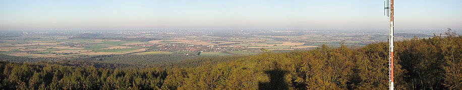 Blick vom Annaturm in Richtung Nordosten über Wennigsen hinweg nach Hannover, das im Dunst in seiner gesamten Erstreckung zu erkennen ist.