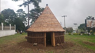 Maison traditionnelle dans la ville (près de Buea, en 2022)