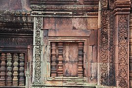 Les rinceaux khmers font partie des nombreuses références hellénistiques visibles en Asie du Sud-Est, filtrées par l'Inde. Banteay Srei, Angkor, Cambodge, Xe siècle.