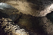 巴巴罗萨洞内的悬垂物。顶部可看见成片的石膏