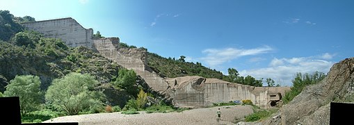 Les ruines du barrage de Malpasset en 2007.