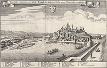 Gravure représentant, à droite de l'image, une ville fortifiée au bord d'un fleuve et construite sur une colline au sommet de laquelle s'élève une église avec deux clochers. Au centre de l'image, le fleuve est traversé par un pont de plusieurs arches qui relie la ville à des îlots et à l'autre rive, à gauche, sur laquelle se trouvent une forêt, des champs et un village avec des montagne à l'arrière plan.