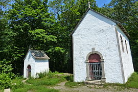 Deux des trois chapelles au sommet du Calvaire