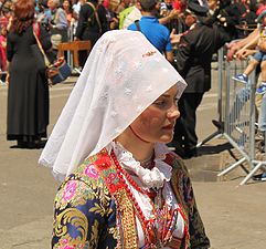 Жена из насеља Ололаи