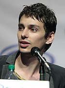 Devon Bostick interprète Jasper.