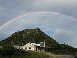 Hooiberg met regenboog