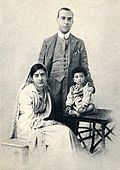 妻カマラと娘とともに（1918年）