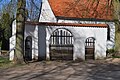 Friedhofsportal und -mauer