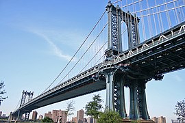 El puente de Manhattan (1909), que conecta Manhattan y Brooklyn en la ciudad de Nueva York, se considera el precursor de los modernos puentes colgantes; su diseño sirvió como modelo para muchos de los puentes colgantes de largo alcance en todo el mundo.