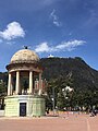 Monserrate desde o parque dos Jornalistas. Em primeiro plano, o templete do Libertador