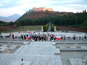 Le mont Cassin et le monastère au sommet, vus du cimetière militaire polonais.