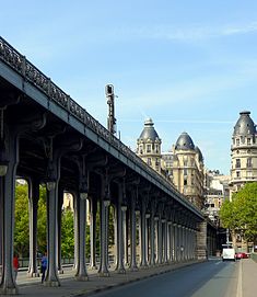 À gauche, vue générale en direction du 16e arrondissement ; au centre, sous le viaduc ; à droite, rangée de luminaires Art déco.